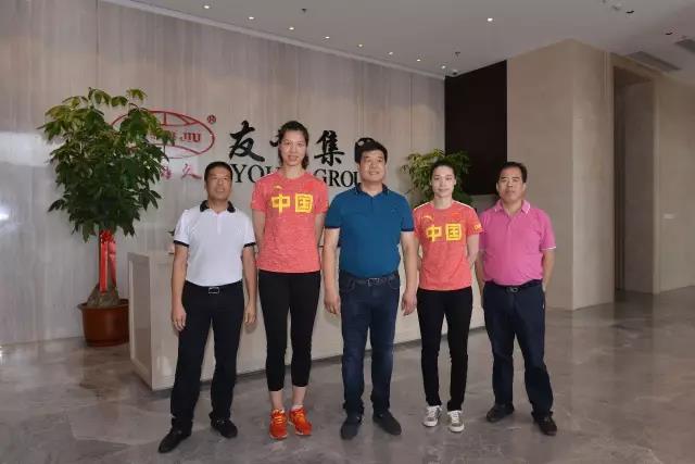 融籍女排奥运冠军，，，，，，，，徐云丽、林莉到访尊龙凯时集团总部